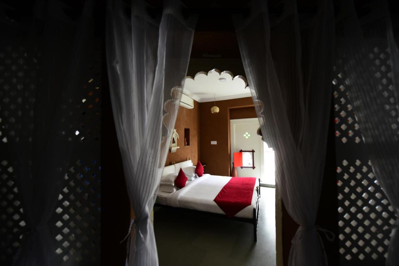 Hotel Udai Niwas By The Lake Удайпур Екстериор снимка