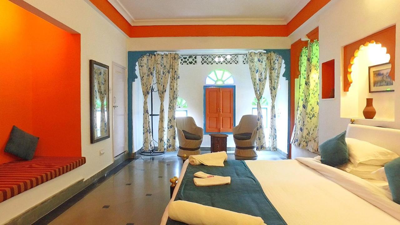 Hotel Udai Niwas By The Lake Удайпур Екстериор снимка