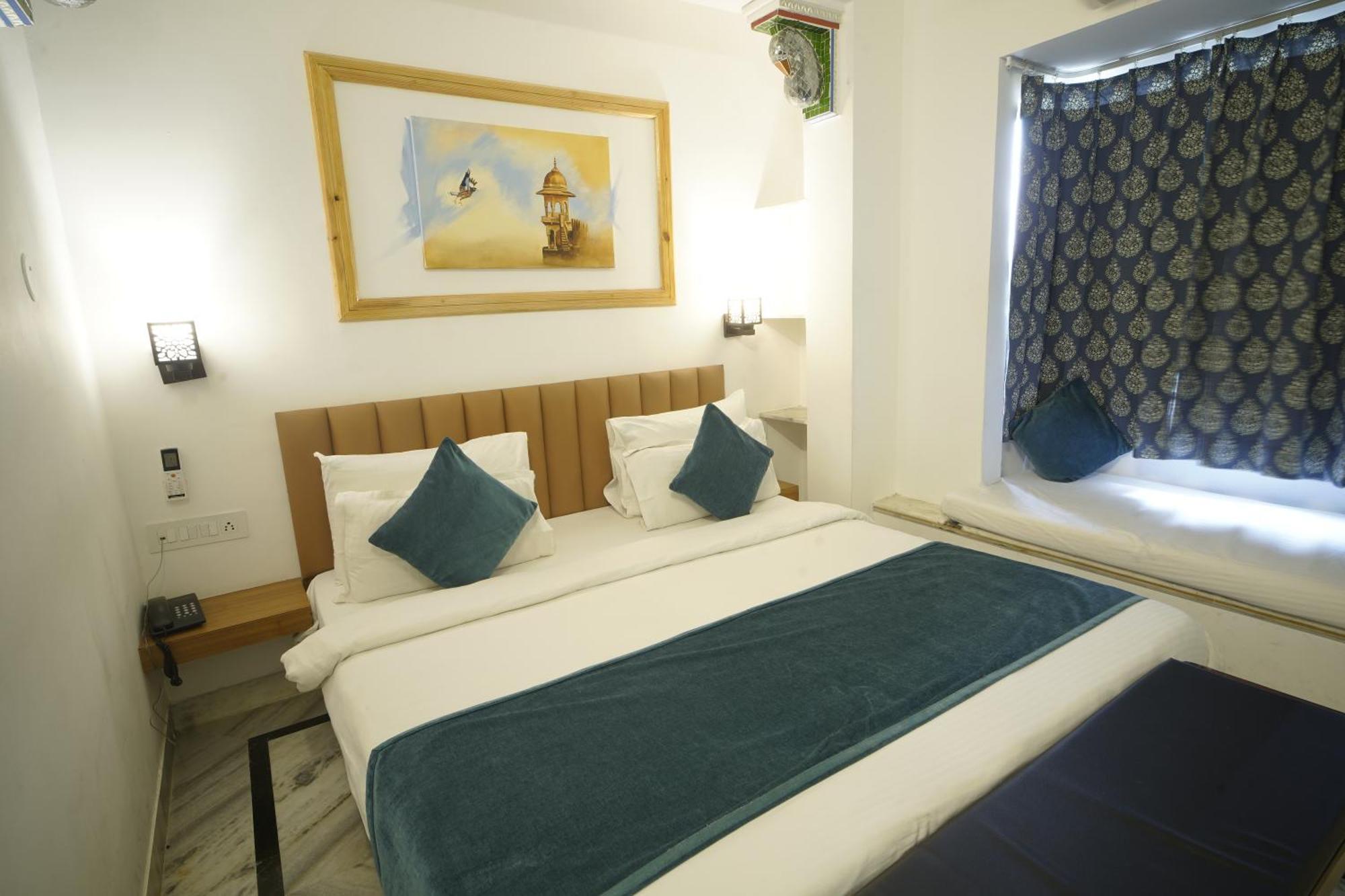 Hotel Udai Niwas By The Lake Удайпур Екстериор снимка