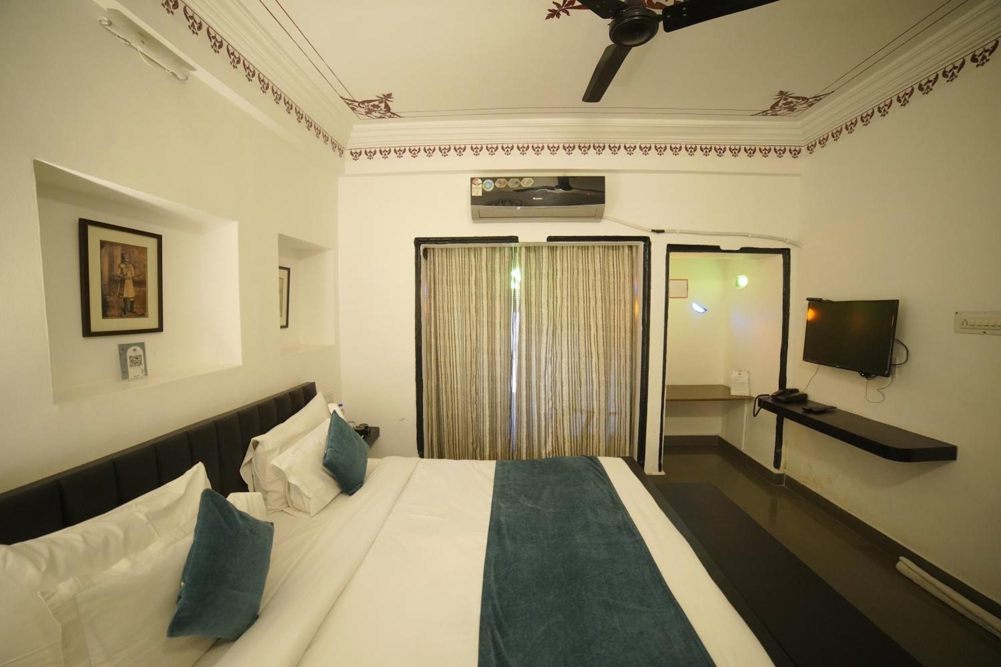 Hotel Udai Niwas By The Lake Удайпур Екстериор снимка