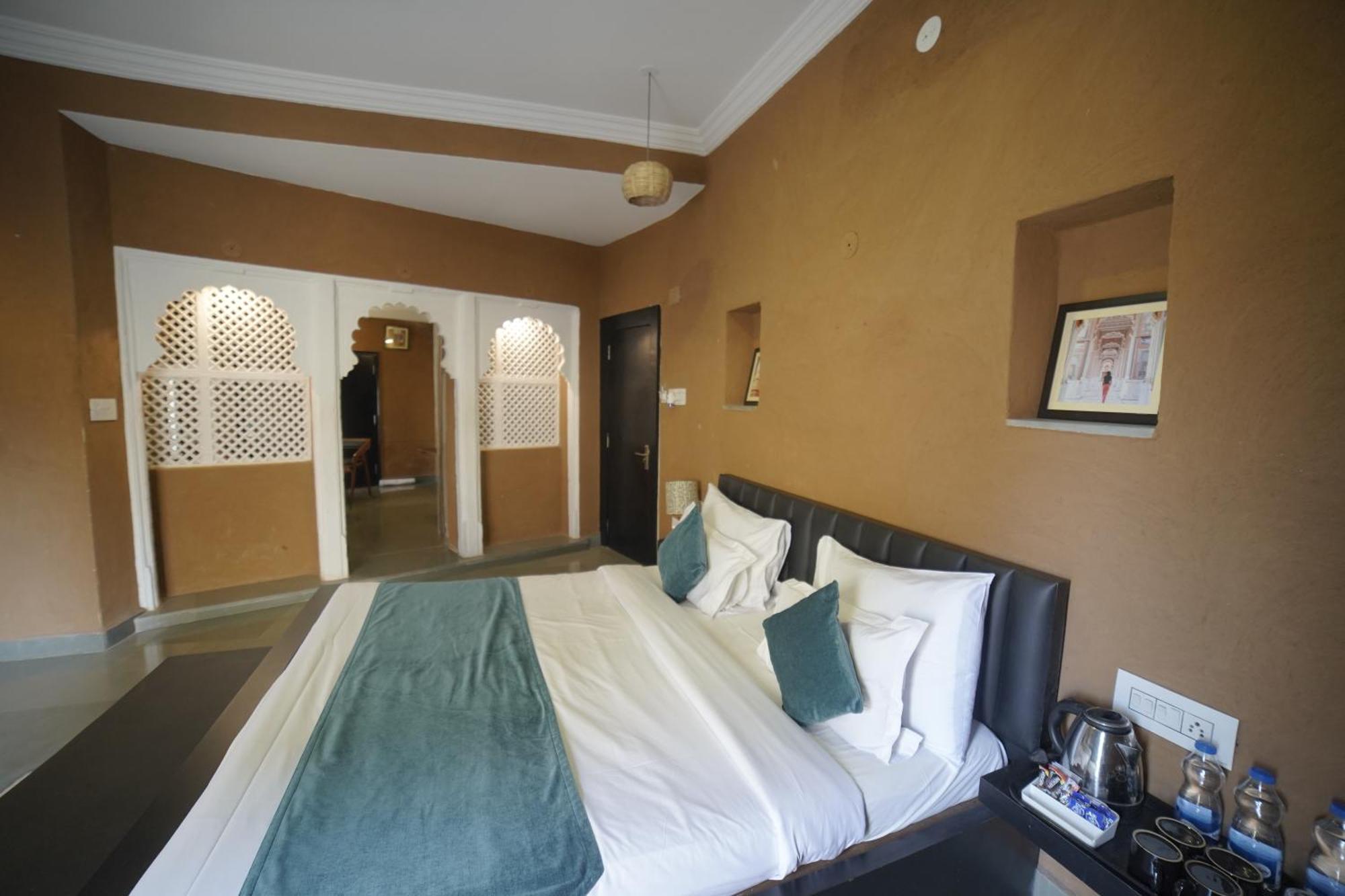 Hotel Udai Niwas By The Lake Удайпур Екстериор снимка
