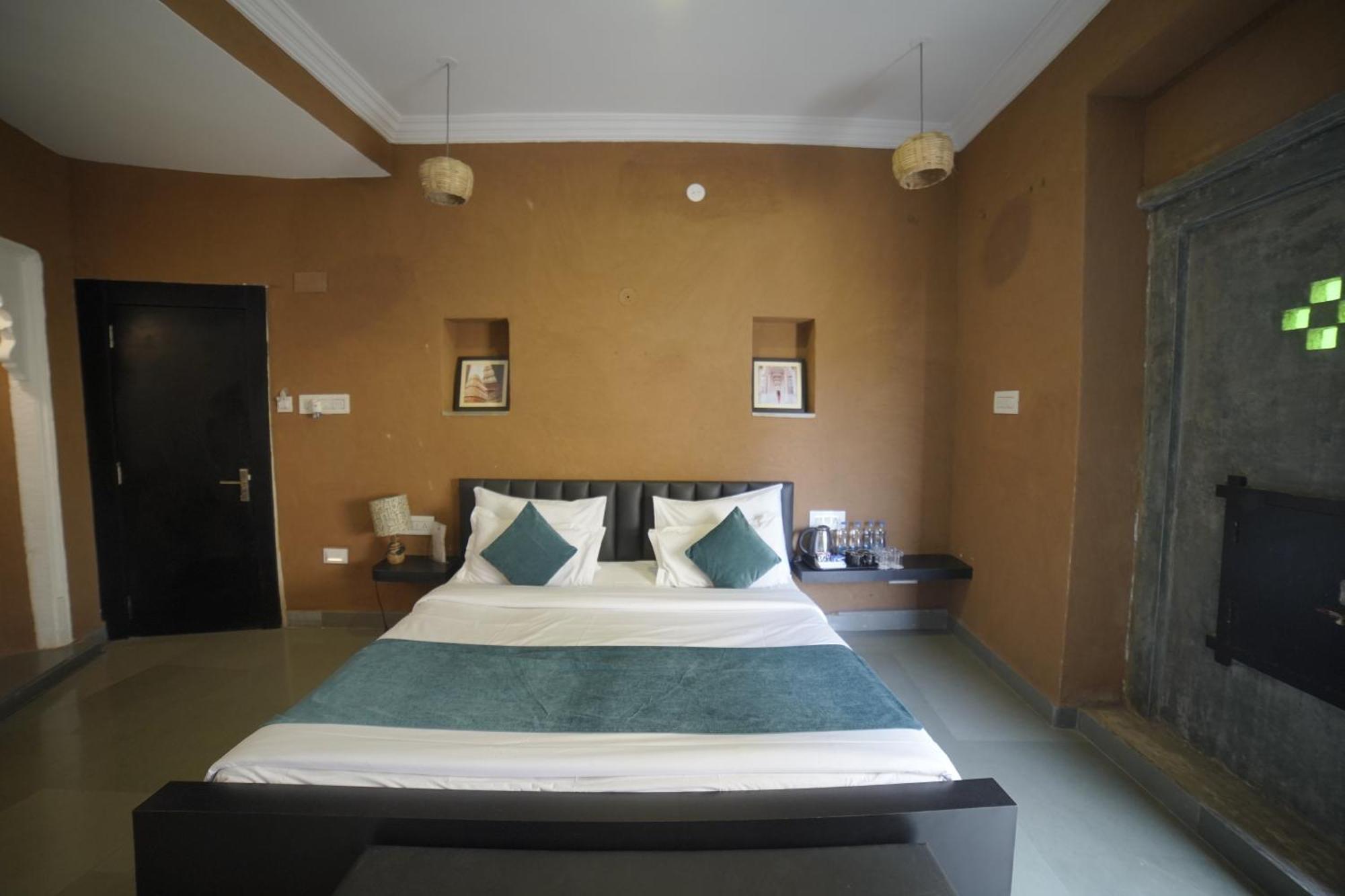Hotel Udai Niwas By The Lake Удайпур Екстериор снимка