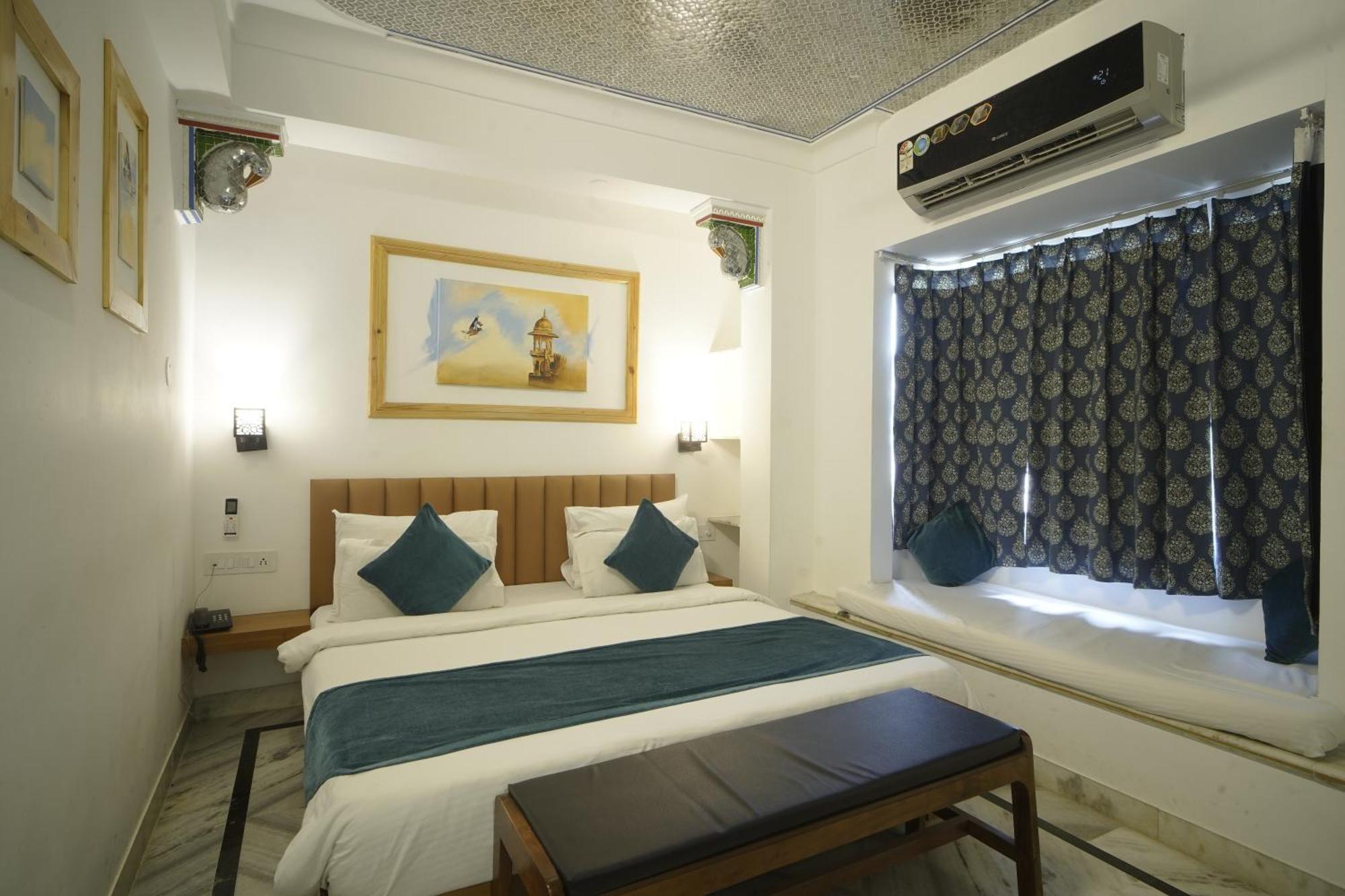 Hotel Udai Niwas By The Lake Удайпур Екстериор снимка