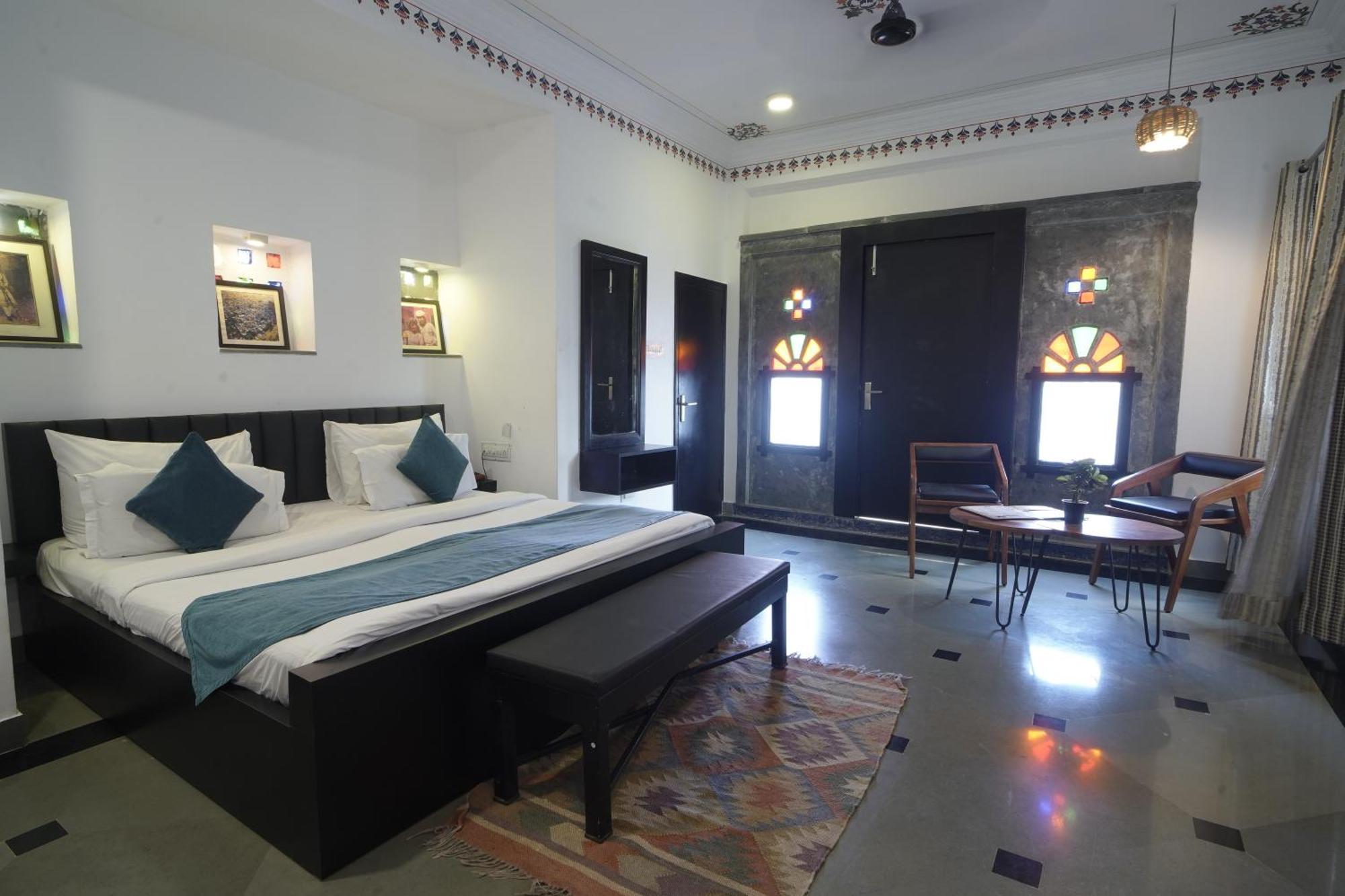 Hotel Udai Niwas By The Lake Удайпур Екстериор снимка