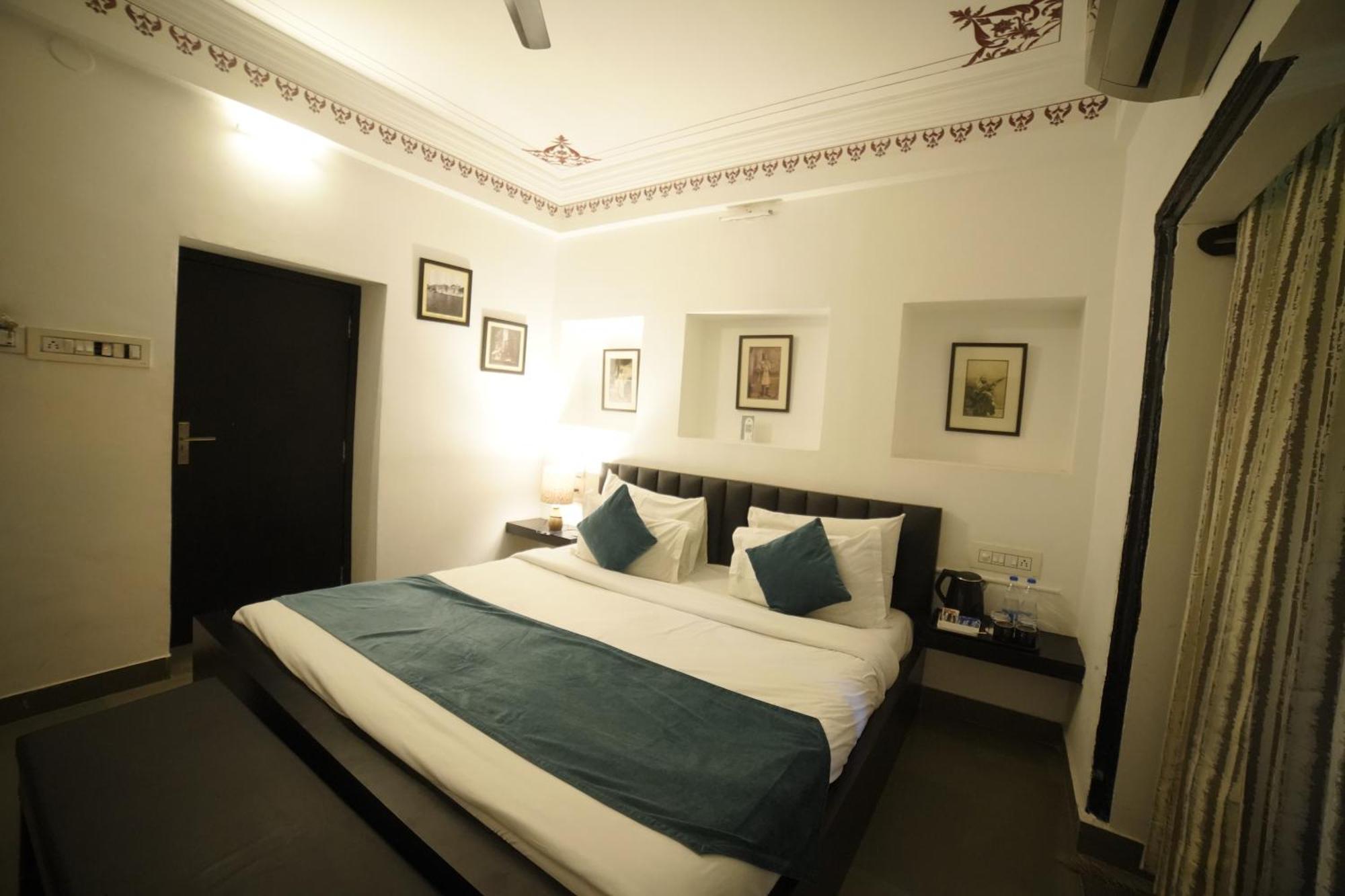 Hotel Udai Niwas By The Lake Удайпур Екстериор снимка