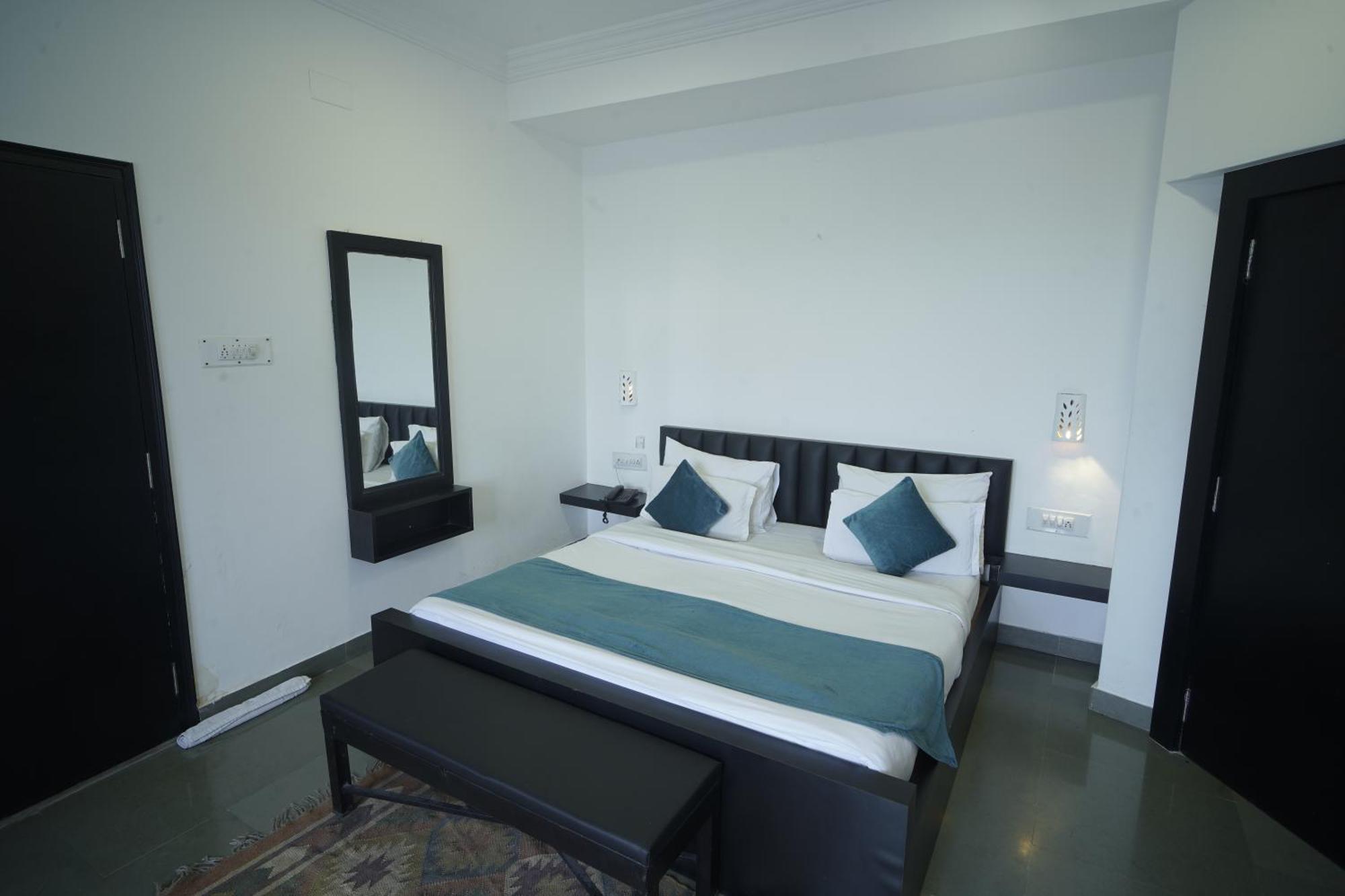 Hotel Udai Niwas By The Lake Удайпур Екстериор снимка