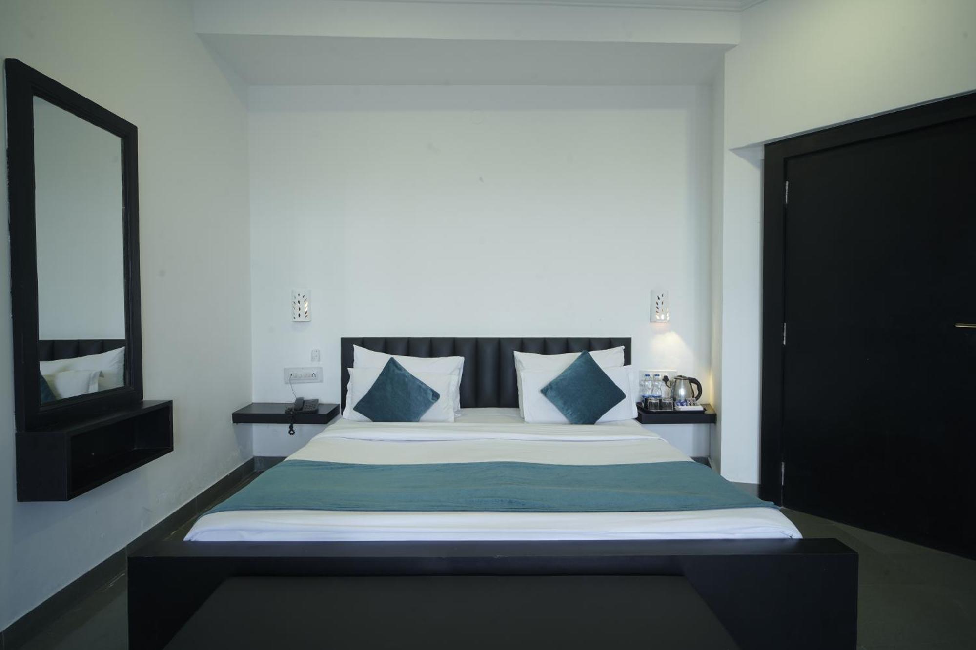 Hotel Udai Niwas By The Lake Удайпур Екстериор снимка